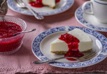 Külmutatud toorjuustu-kondenspiima kook marjakastmega